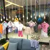 Anel de pendurar para loja de roupas Suporte de exibição para decoração de loja individual Rack de suspensão superior com corda de cânhamo de madeira maciça Suspensão com corda de cânhamo
