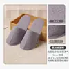 Pantuflas desechables de hotel hechas de tela no tejida para uso doméstico, hostelería, casas de huéspedes, habitaciones de hotel, viajes, engrosadas, tamaño grande, antideslizantes, venta al por mayor