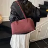 Bolsa tote grande transfronteiriça, bolsa de ombro de couro macio da moda, bolsa de mão retrô para o dia a dia, bolsas femininas no atacado