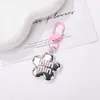 Llavero colgante de cuentas de aleación con letra de flor creativa, accesorio de recuerdo cultural y creativo para decoración de bolso DIY