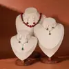 Soporte de Exhibición de Collares de Madera Maciza Color Nogal Maniquí de Cuello para Collares Soporte de Joyería para Colgantes Cuello para Retratos Joyería para Cuello Superficie de Cuero y Terciopelo