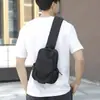 Nueva bolsa de pecho para hombre, mochila, bolso de hombro, bolso cruzado para viajes al aire libre, tela de nailon Oxford casual para hombre con logo estampado