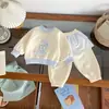 [Em Estoque] Ct267088 Conjunto de Roupa para Meninas 2026 Primavera Sudadore de Coelhinho Saia Xadrez Calça Conjunto de Duas Peças