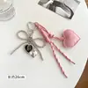 Colgante de cuero con forma de corazón lindo y femenino, disponible en stock transfronterizo, con cuentas de plata, lazo y elementos de corazón combinados en un accesorio para llavero