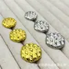 Botões metálicos com padrão de losangos para jaquetas estilo Chanel, malhas, casacos de lã, trench coats e peças com acabamento em pele.