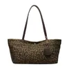 Yue Zi 2026 Otoño Temprano Bolso Tote Nuevo Estampado de Leopardo Bolso Casual para Viajar Gran Capacidad Sensación Perezosa Relajada Bolso de Hombro Único Bolso Grande