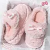 Chinelos de Algodão com Laço Femininos Outono/Inverno 2026 Novo Estilo Interno Casa Sola Grossa Aumento Pisando em Merda Sensação Sola Macia Chinelos de Algodão