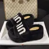 Pantufas macias e confortáveis para outono e inverno de 2026, modelo slip-on para mulheres, novas pantufas versáteis de sola grossa com lã de cordeiro e design de letras