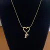 Collar de Acero de Titanio con Colgante de Corazón de Gama Alta y 26 Letras Inglesas para Mujer, Cadena para Clavícula con Apellido, Nicho de Lujo Ligero, Celebridad de Internet para Mejor Amiga