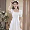 Elegante vestido branco de verão com decote quadrado e mangas bufantes, simples, acinturado, slim-fit, leve, para noivado e registro