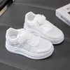 Tênis brancos para crianças, novo modelo 2026, sapatos versáteis de sola macia para meninos e meninas, sapatos escolares da moda para crianças maiores, sapatos esportivos