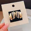 Nuevos pendientes de plata con diamantes estilo europeo y americano, tachuelas geométricas en forma de C, sensación de lujo ligero y alta gama, exquisitos, modernos, versátiles pendientes para mujer