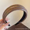 Nova Faixa de Cabelo de Couro Fashionável com Cabeça Côncava e Convexa, Faixa de Cabelo Retro de Alto Padrão para Outono e Inverno, Acessórios de Cabelo Versáteis de Aba Larga