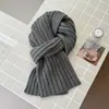 JM ofrece venta al por mayor de fábrica de bufandas de punto a rayas para mujer, perfectas para el invierno. Estas bufandas de estilo coreano son versátiles, están hechas de una mezcla de lana coreana y son gruesas para mayor calidez.