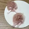 Presilha de Cabelo Nova Estilo Coreano para o Início da Primavera com Flores de Rosa em Renda Rosa para Mulheres, Presilha Jacaré Suave e Versátil, Acessório de Cabelo Atmosférico
