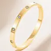 Pulseira aberta geométrica de luxo leve para mulheres, estilo europeu e americano transfronteiriço, banhada a ouro 18K com madrepérola, pulseira de concha que não desbota