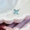 Nueva colección de serie de proteína azul de pendientes de acero de titanio médico, elegantes y versátiles, con diseños de trébol de cuatro hojas y cruz