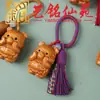 Llavero de gatito juguetón tallado en madera de azufaifo de Yiming Xianyuan, lindo colgante decorativo para mochila de pareja con borla temática de luna
