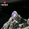 Novo anel de ágata translúcida cor de jade e violeta com uma nova cravação estilo chinês e um pequeno cabochão de ágata em formato de pomba