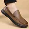 Zapatos de hombre de cuero genuino transfronterizos, nuevo estilo de otoño, zapatos de cuero casual de negocios para hombre, elegantes, versátiles, transpirables, slip-on para conducir