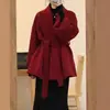 Casaco de lã vermelho dupla face para mulheres, modelo curto, novo modelo outono e inverno 2026, tamanho petite, toque de alta qualidade, com cinto de amarração, casaco de lã para mulheres