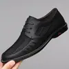 Novos Sapatos Casuais Masculinos de Malha e Couro, Sapatos Respiráveis de Malha Vazada e Fly-Knit para o Verão, Sapatos Versáteis de Solado Macio para Negócios