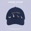 Gorra de béisbol bordada con letra de cachorro estilo coreano para mujer, adecuada para salidas de primavera y verano, con visera ancha para protección solar y sombra facial, versátil para estudiantes de primaria