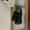 Zapatos Mary Jane de Correa Única Estilo 2026 con Cuña Oculta, Diseño a Cuadros y Adornos de Flor Metálica para Mujer, Adecuados para Combinar con Vestidos