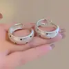 Pendientes Metálicos Minimalistas de Lunares para Mujer 2026 Nueva Tendencia Clavillos de Alta Gama Pendientes de Aro Lujosos Ligeros Accesorios de Moda