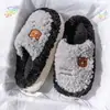 Chinelos peludos de casal para mulheres, novo estilo outono e inverno 2026, forrados com fleece, sola grossa, antiderrapantes, chinelos de algodão para casa e ambientes internos, direto do fabricante