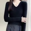 Vendas diretas do fabricante: Camisa base de tricô gola V para outono e inverno, transfronteiriça, para mulheres, alta elasticidade, corte justo, cor sólida, suéter de camada interna, disponível em várias cores