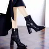 Elegantes botines con punta cuadrada y tacón alto, que presentan una hebilla de cinturón y un tacón grueso, un nuevo diseño para la temporada otoño/invierno 2026