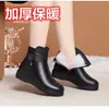 Botas de algodón para mujer 2026 invierno nuevo estilo zapatos de cuero para mediana edad y ancianos suela plana antideslizante botines cortos engrosados terciopelo cálido zapatos de algodón para madre mujer