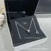 Collar de Clavícula para Mujer de Alto Gama en Oro de 18 Quilates Estilo Pequeña Fragancia Tricolor Agua de Coco Luna de Hielo Colgante de Frijol de Oro Pequeño Patrón Acolchado