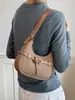 Elegante bolso de axila estilo francés para mujer, nuevo modelo 2025, bolso de media luna de diseño nicho, bolso versátil de un solo color para hombro y cruzado
