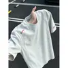 Conjunto de verano: Una camiseta imprescindible, elegante, con corte al hombro derecho en blanco y gris americano con mangas cortas bordadas, un diseño de cuello redondo y un conjunto a juego para parejas.