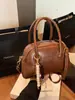 Bolso de Mano Nuevo de Gamuza Otoño e Invierno 2025 para Mujer Bolso Retro tipo Bowling Moderno Simple para el Trabajo Bolso de Hombro Cruzado