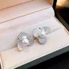 Pendientes de Flor de Perla y Madreperla con Circonita Super Brillantes Estilo Coreano, Clips para Orejas de Lujo Ligero de Gama Alta, Pendientes Versátiles Exquisitos de Nicho para Mujer