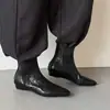 Botines Chelsea de piel de oveja en un estilo clásico y vintage, perfectos para ir al trabajo, con tacón bajo, punta cuadrada pequeña y construcción totalmente de piel, diseñados para la temporada otoño/invierno 2026 y disponibles en estilo botín corto para mujer