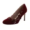 Zapatos de tacón alto Mary Jane rojos de un solo paso para mujer 2026 nuevo estilo tacón fino no cansan los pies lazo retro boca poco profunda zapatos de vestir