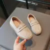 Mocasines de gamuza estilo británico para niños, nuevo modelo primavera y otoño 2026, zapatos slip-on para niños, zapatos versátiles de cuero para niñas