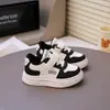 Tênis Cartoon para Meninos e Meninas Primavera e Outono de 2026 Sapatos Brancos da Moda Infantil Atacado Tendência Estilo Coreano