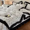 Colcha matelassada de quatro estações, conjunto de cama espesso de quatro peças com acabamento em renda, capa de edredom universal estilo coreano, conjunto de três peças, capa de edredom de algodão lavável