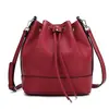 Bolso cubo de cuero de vaca de primera capa transfronterizo, bolso de mano de diseño de nicho de moda retro, bolso de hombro cruzado de alta gama, fabricantes