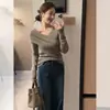 Camisa base de malha cinza estilo francês com decote em V cruzado para mulheres, adequada para usar em camadas no outono e inverno, um suéter de alta qualidade com um toque elegante