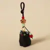Gato tallado en madera hecho a mano Madera de durazno Flor de ciruelo Llavero tejido Colgante para coche mochila escolar Colgante exquisito Regalo de cumpleaños