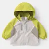 Chaqueta Impermeable Estilo Europeo de Trabajo para Niños Ropa de Otoño para Niños Top para Bebé Moda de Otoño 2026 Nuevo