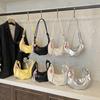 Bolso de mano plisado de nicho de alta gama, moderno y sencillo, para mujer. Nuevo bolso versátil tipo dumpling, bolso de hombro cruzado personalizado para mujer.