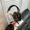 Bolso de Mano de Alta Gama Elegante Transfronterizo para Mujer 2026 Nueva Moda de Verano Versátil Bolso Cruzado para el Trabajo Bolso Cuadrado Pequeño