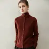 Cardigã de tricô Pin Kang Saini~100% caxemira pura com gola alta para mulheres, apresentando um design exclusivo de botões diagonais